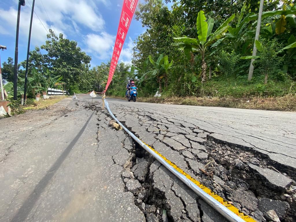 jalan amblas di kecamatan kademangan, kabupaten blitar